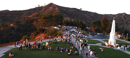 GO_MtHollywood_frontlawn_crowds_star_party_20090926_DavePins