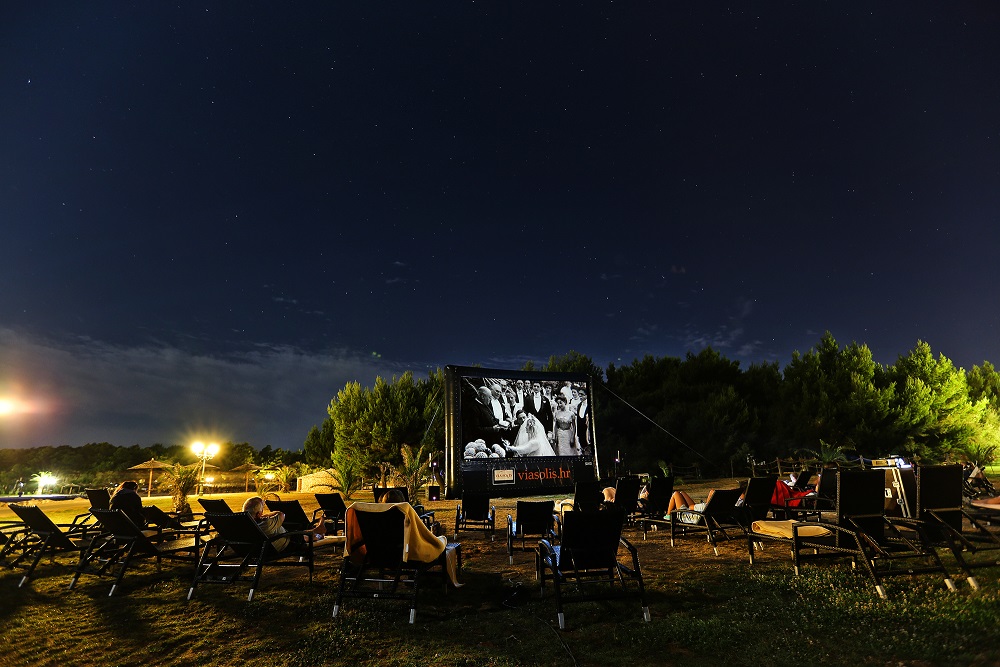 Movie-NIght-at-the-Beach1