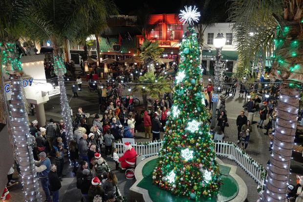 Santa greets hundreds of people during the annual downtown Christmas Tree lighting ceremony Sunday Nov. 27, 2016 in Huntington Beach.
///ADDITIONAL INFO: 10hb.1124.snaps--- 11/27/16 -- MICHAEL FERNANDEZ, CONTRIBUTING PHOTOGRAPHER