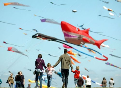 NWS     PAUL HEAPS

The 8th annual Wirral International Kite Festival gets under way in New Brighton.