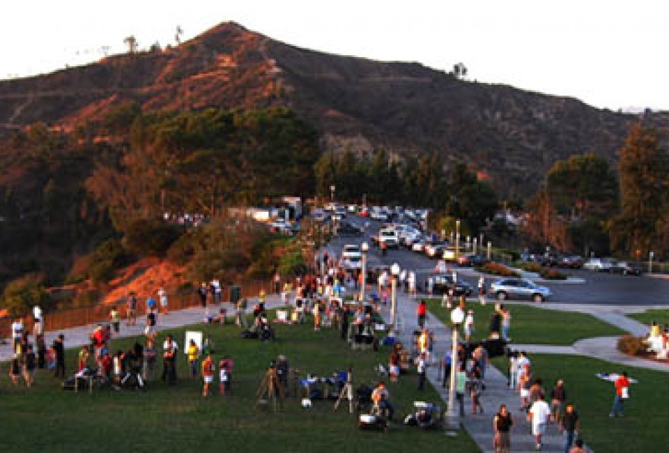 go_mthollywood_frontlawn_crowds_star_party_20090926_davepinsky_1
