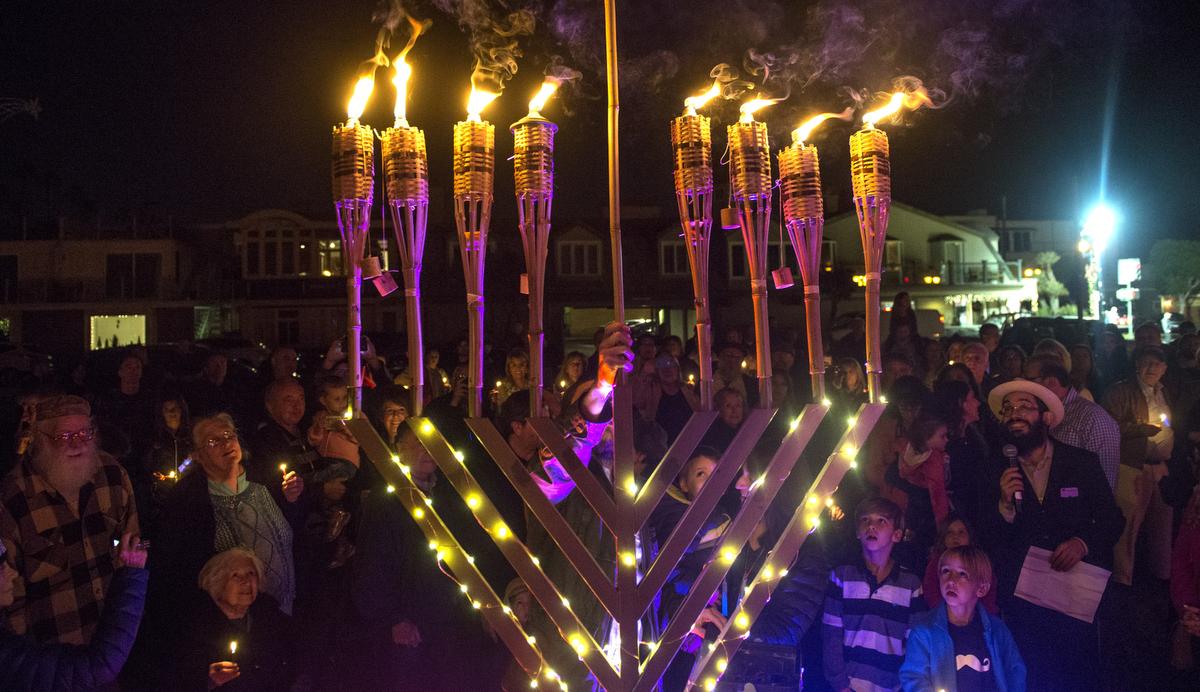 People watch the menorah being lit during Chabad's 9th Annual Menorah lighting at Seal Beach Pier on Thursday.
///ADDITIONAL INFORMATION: Menorah.1204-12/3/15- KYUSUNG GONG, STAFF PHOTOGRAPHER Ð Chabad's 9th Annual Menorah lighting at Seal Beach Pier.