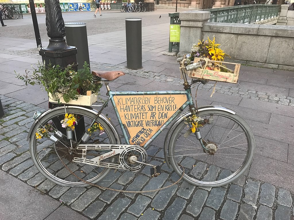 1024px-Old_town_Stockholm_the_bike_of_Greta