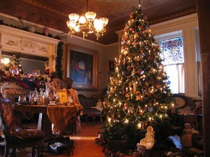 8d5e3f04564e50fe5ccb313a80d0630f--victorian-christmas-tree-victorian-christmas-decorations