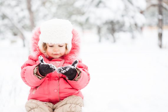 Snow-Play-Little-Girl-570x380
