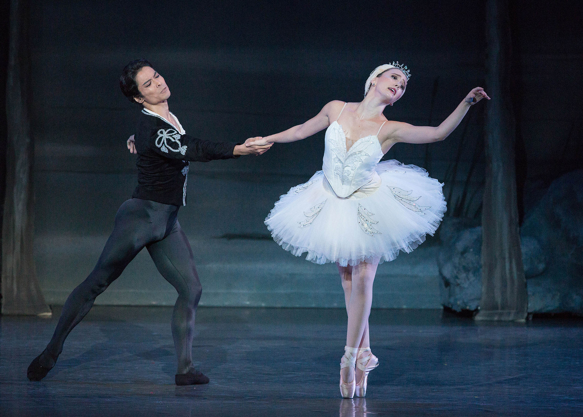 la-et-cm-los-angeles-ballet-swan-lake-pictures